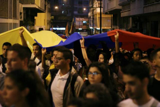 Estudiantes congregados en la Plaza Bolívar de Chacao para la vigilia en honor a los caídos en las últimas semanas durante las protestas en el país. Foto: Régulo Gómez/Lapatilla