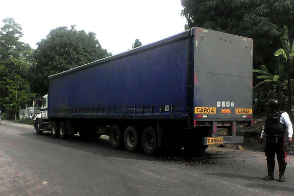 La gandola que transportaba el cargamento de cerveza fue saqueada por una turba en la vía a San Félix. (Foto: Jorge Castellanos) 