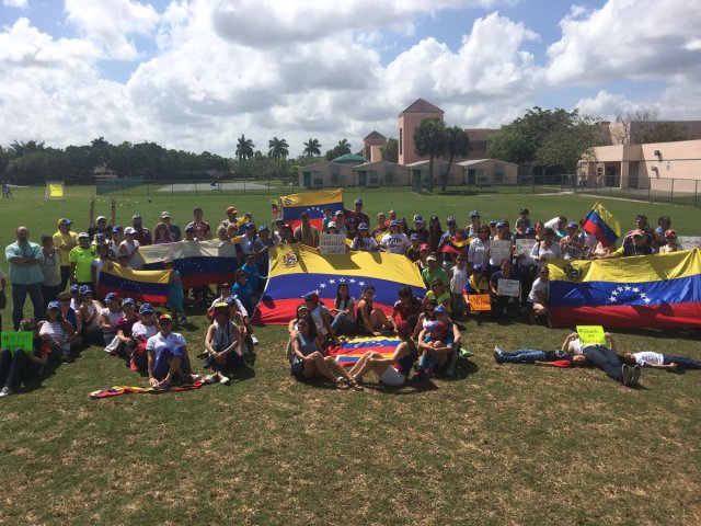 Venezolanos en Weston, Estados Unidos, protestan contra la represión en Venezuela (Foto: @RedesAyuda)