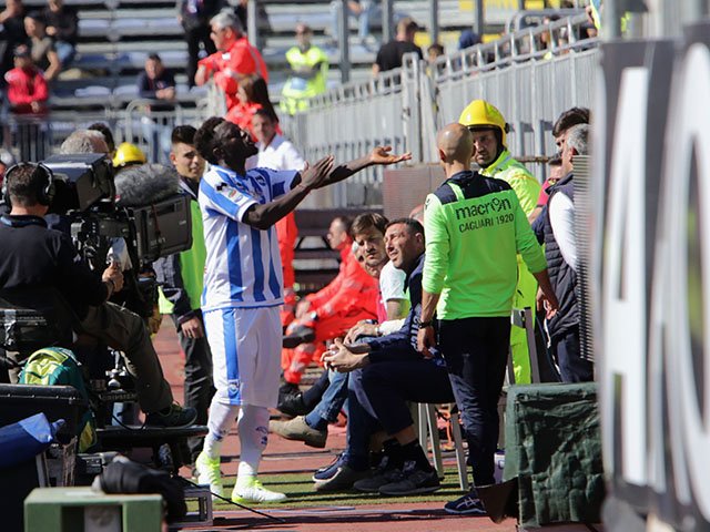 Este futbolista abandonó el campo de juego tras escuchar insultos racistas