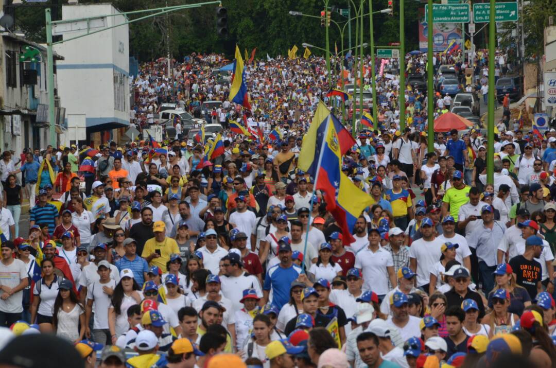 Valencianos le llevaron “bolas” a la GN y las colocaron en los muritos de Maduro