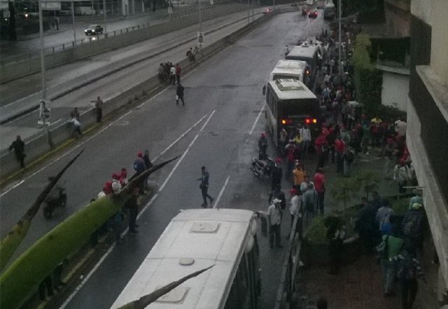 Autobuses en la avenida Libertador , Caracas / Foto @ElHudec 