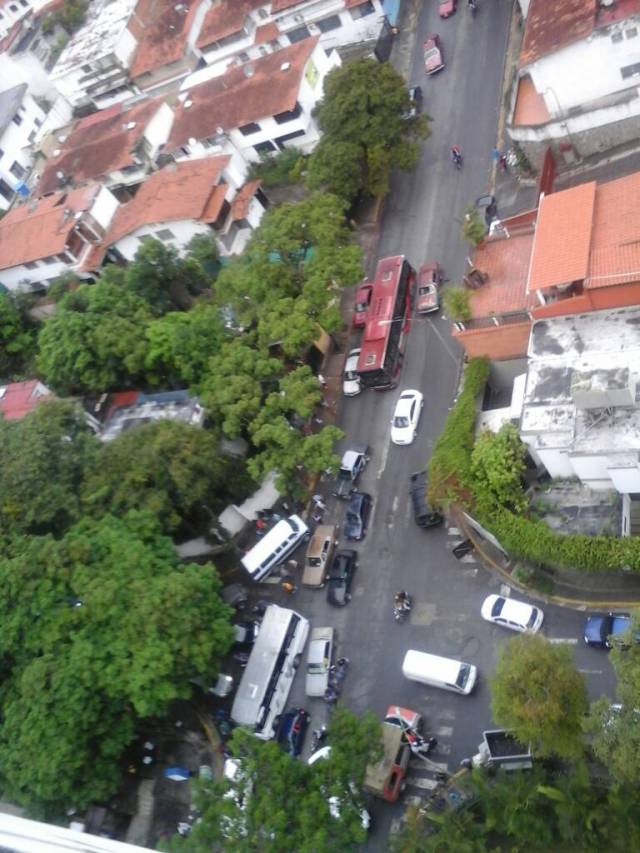 Vecino de Palo Verde salen a trancar las calles como protesta en contra el Gobierno de Nicolás Maduro