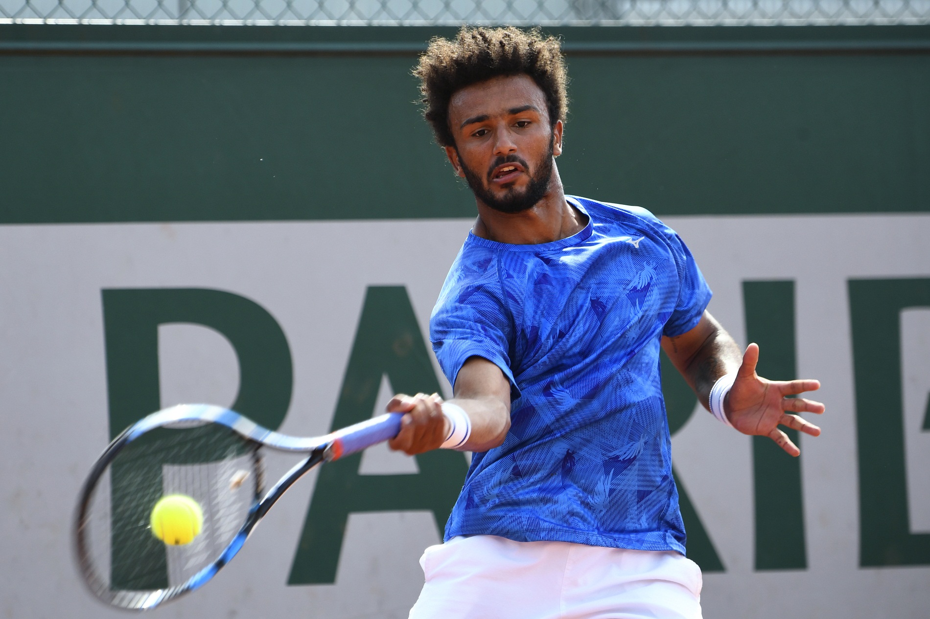 Roland Garros retira acreditación a tenista francés que besó a la fuerza a periodista