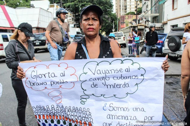 Vestidas de negro y en paz manifestaron las madres por una Venezuela sin violencia. Foto: Régulo Gómez / LaPatilla.com 