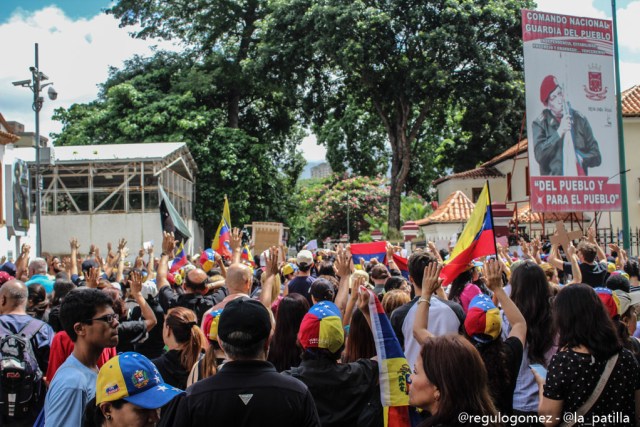 Vestidas de negro y en paz manifestaron las madres por una Venezuela sin violencia. Foto: Régulo Gómez / LaPatilla.com 