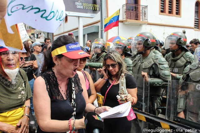 Vestidas de negro y en paz manifestaron las madres por una Venezuela sin violencia. Foto: Régulo Gómez / LaPatilla.com 