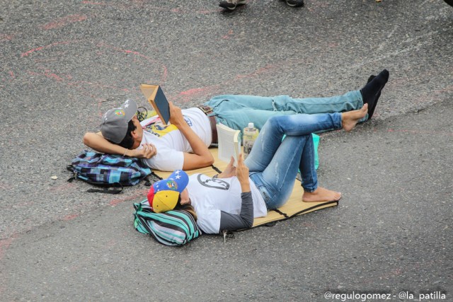 Con banderas, cruces y bajo la lluvia los opositores se plantaron en Caracas.