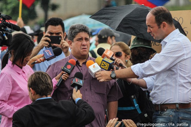 Con banderas, cruces y bajo la lluvia los opositores se plantaron en Caracas.