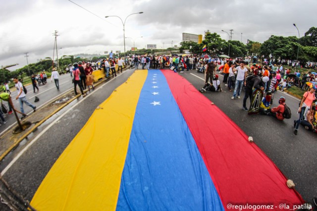 Con banderas, cruces y bajo la lluvia los opositores se plantaron en Caracas.