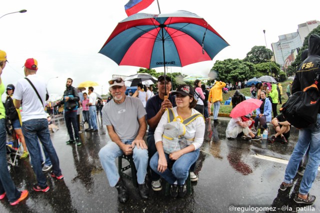 Con banderas, cruces y bajo la lluvia los opositores se plantaron en Caracas.