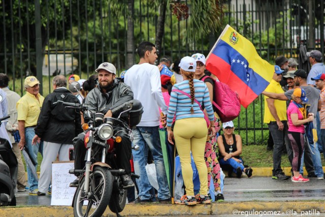 Con banderas, cruces y bajo la lluvia los opositores se plantaron en Caracas.