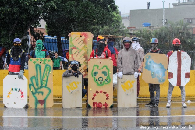 Con banderas, cruces y bajo la lluvia los opositores se plantaron en Caracas.