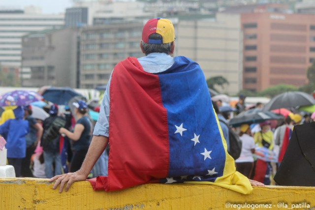 Con banderas, cruces y bajo la lluvia los opositores se plantaron en Caracas.