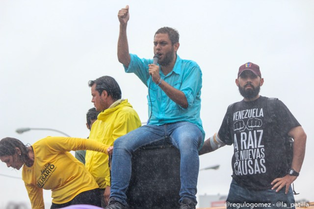 Con banderas, cruces y bajo la lluvia los opositores se plantaron en Caracas.