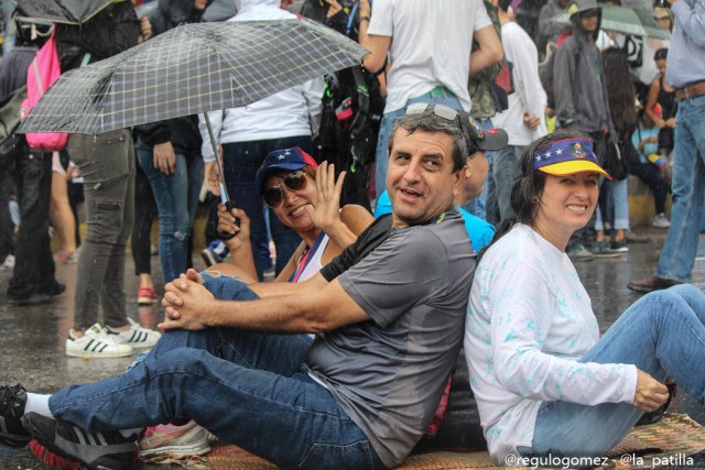 Con banderas, cruces y bajo la lluvia los opositores se plantaron en Caracas.