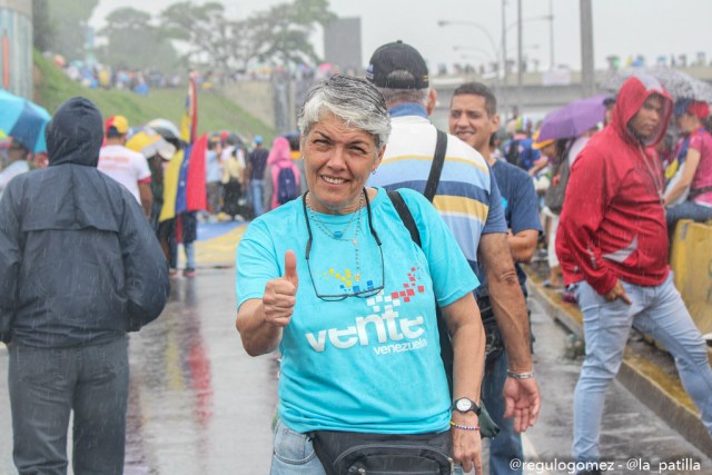 Con banderas, cruces y bajo la lluvia los opositores se plantaron en Caracas.