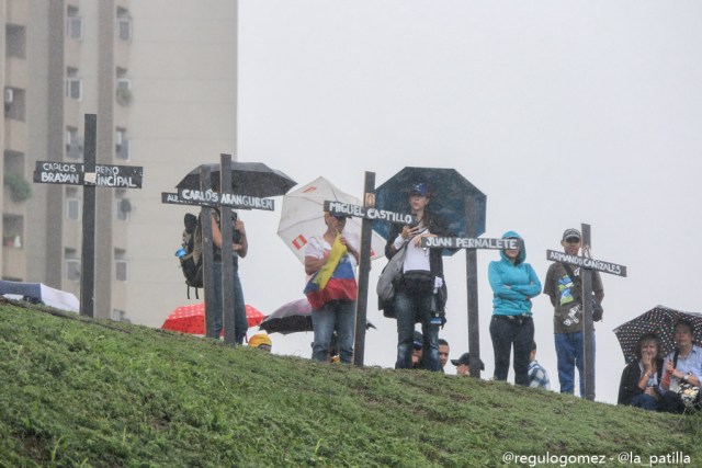 Con banderas, cruces y bajo la lluvia los opositores se plantaron en Caracas.