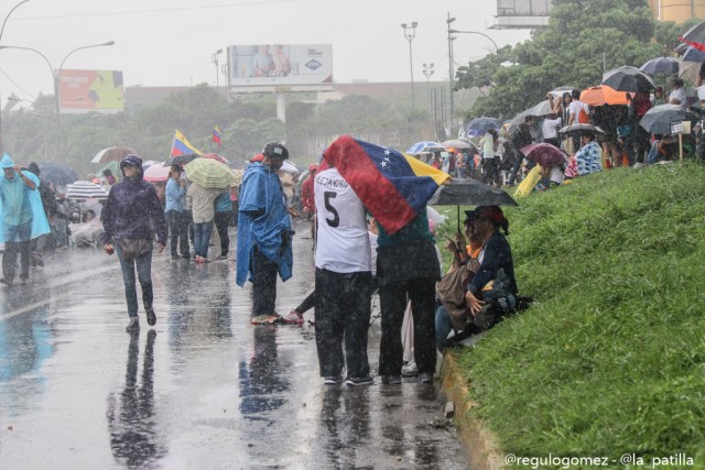 Con banderas, cruces y bajo la lluvia los opositores se plantaron en Caracas.