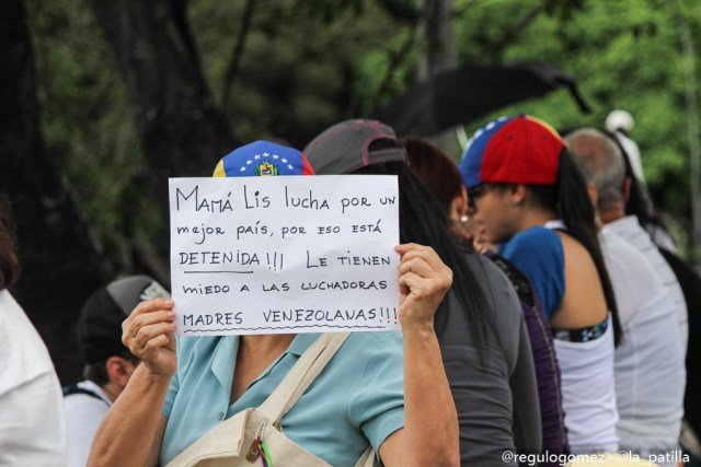 Con banderas, cruces y bajo la lluvia los opositores se plantaron en Caracas.