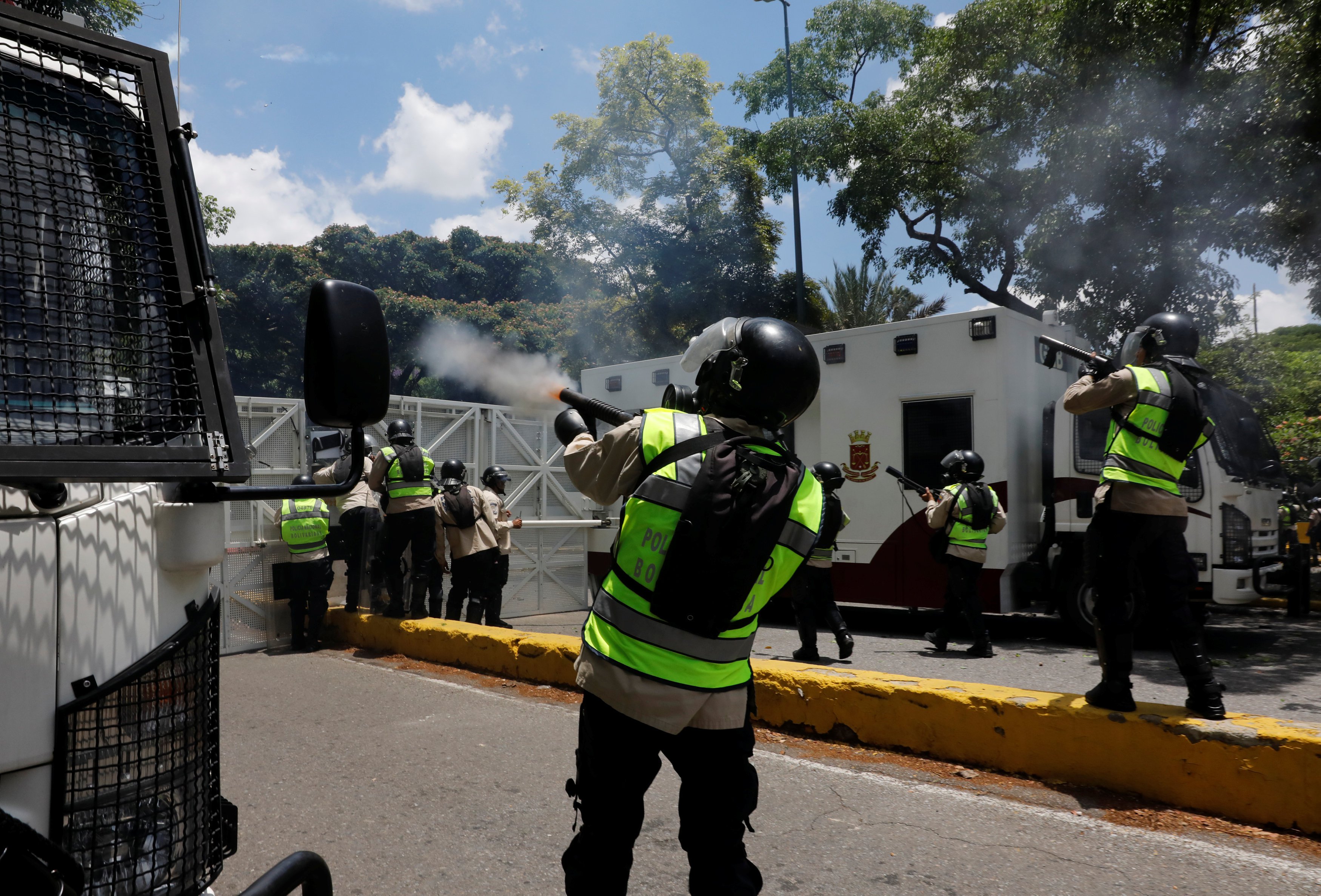 Imágenes fuertes: La PNB le dio un bombazo a un obrero en la cara solo por mirar