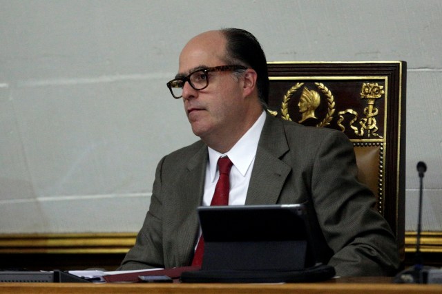 Julio Borges, presidente de la Asamblea Nacional de Venezuela, Caracas, Venezuela, 2 mayo, 2017. El asesor de seguridad nacional del mandatario estadounidense, Donald Trump, se reunió el viernes con el presidente de la Asamblea Nacional de Venezuela, liderada por la oposición, y concordaron en que la crisis políticas en Caracas debe ser llevada a una conclusión rápida y pacífica, dijo el sábado la Casa Blanca. REUTERS/Marco Bello