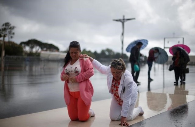 Peregrinos caminan de rodillas en el santuario de Fátima en Portugal, mayo 11, 2017. El Papa Francisco canonizará a dos niños pastores portugueses esta semana, coronando una creencia que comenzó con unas supuestas visiones de la Virgen hace 100 años que han convertido al Santuario de Fátima en uno de los más famosos para el catolicismo. REUTERS/Rafael Marchante