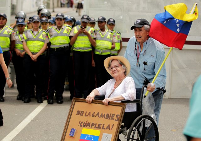 Las imágenes más inspiradoras que nos dejaron nuestros "viejos" en la #MarchadelosAbuelos REUTERS/Christian Veron