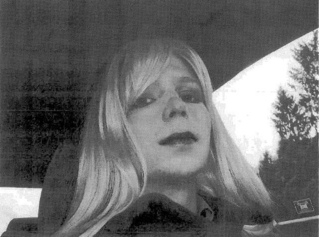 IMAGEN DE ARCHIVO: Foto entregada por el ejército estadounidense de Chelsea Manning. 14 de agosto 2013. Chelsea Manning salió el miércoles de la prisión militar estadounidense en la que se encontraba cumpliendo condena, siete años después de ser arrestada por revelar secretos a WikiLeaks e iniciar la mayor divulgación de información clasificada en la historia de Estados Unidos. Cortesía U.S. Army/Handout via REUTERS