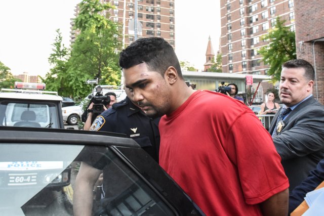 Richard Rojas es escoltado por oficiales de la Policía de Nueva York tras ser procesado (Foto: Reuters)