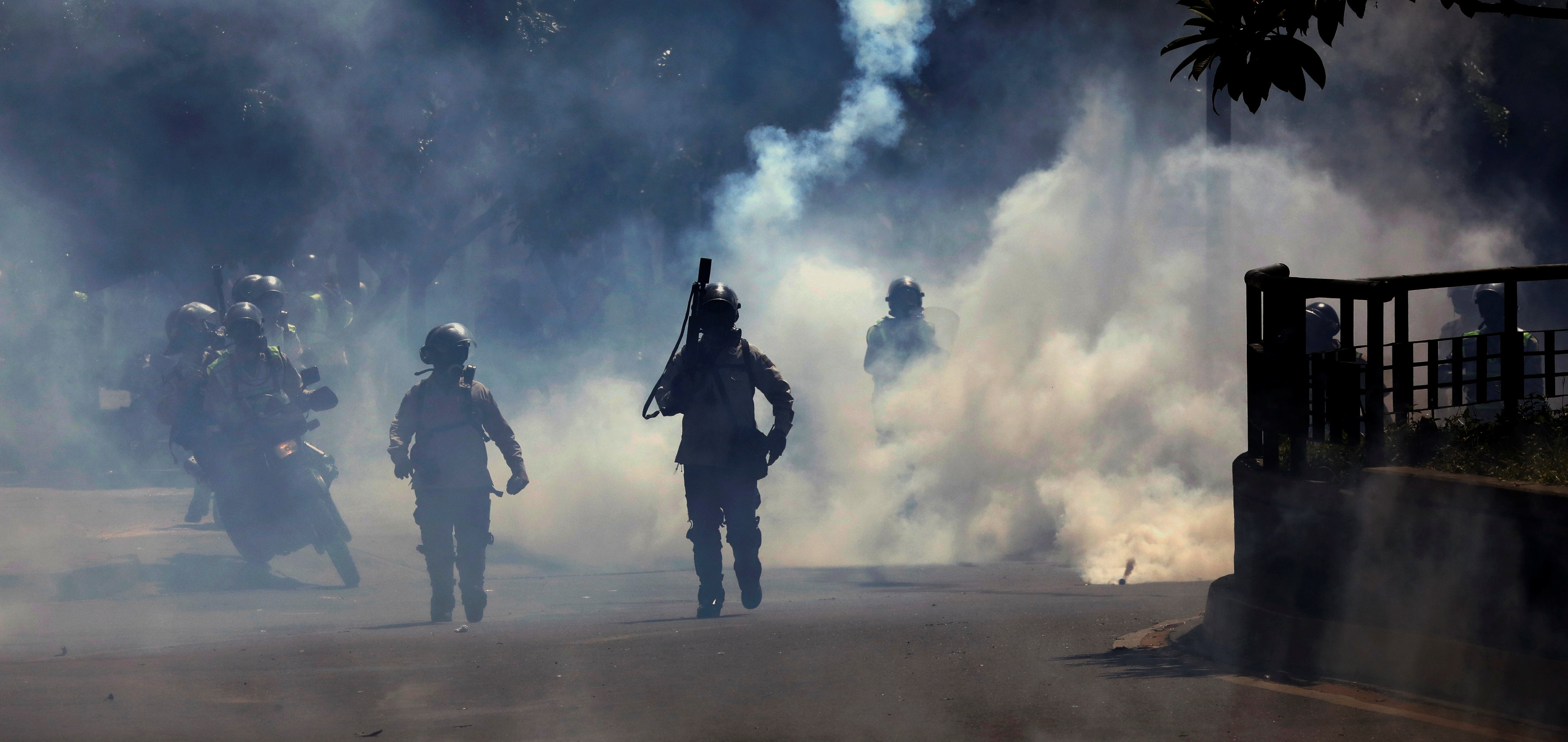 Manifestantes de la tercera edad se arrodillan para evitar agresión por parte de la GNB (Video)