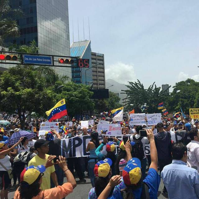 El concejal de VP en Baruta Luis Somaza, acompañó este martes al movimiento estudiantil en su marcha