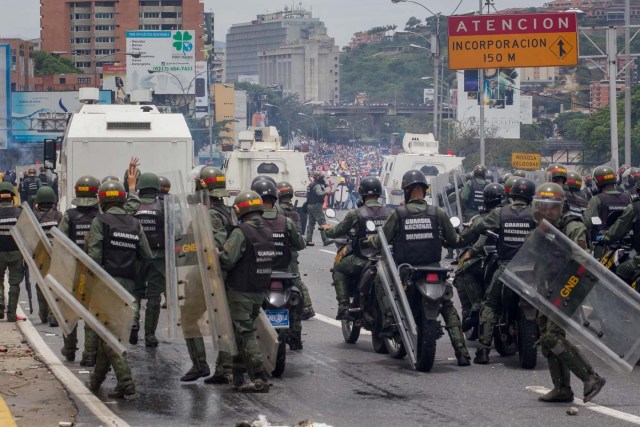 CAR015. CARACAS (VENEZUELA), 03/05/2017 - Miembros de la Guardia Nacional se enfrentan a un grupo de manifestantes hoy, miércoles 3 de mayo de 2017, en Caracas (Venezuela). La Guardia Nacional Bolivariana (GNB, policía militarizada) de Venezuela dispersó hoy con gases lacrimógenos una movilización opositora en el este de Caracas que pretendía llegar hasta la sede de la Asamblea Nacional (AN, Parlamento), ubicada en el centro de la capital. EFE/MIGUEL GUTIERREZ