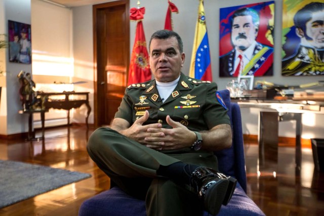 VEN002. CARACAS (VENEZUELA), 07/05/2017 - Fotografía del 5 de mayo de 2017, del ministro de defensa de Venezuela, General Vladimir Padrino López, durante una entrevista con Efe, en Caracas (Venezuela). Padrino, aseguró que la Fuerza Armada Nacional Bolivariana (FANB) está del lado de un proceso constituyente de acuerdo con los principios que establece la Constitución de ese país, por voto universal, directo, secreto y libre. EFE/MIGUEL GUTIÉRREZ