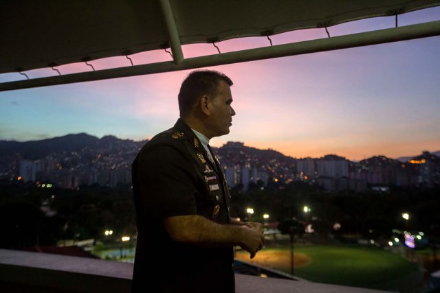 VEN006. CARACAS (VENEZUELA), 07/05/2017 - Fotografía del 5 de mayo de 2017, del ministro de defensa de Venezuela, General Vladimir Padrino López, durante una entrevista con Efe, en Caracas (Venezuela). Padrino, aseguró que la Fuerza Armada Nacional Bolivariana (FANB) está del lado de un proceso constituyente de acuerdo con los principios que establece la Constitución de ese país, por voto universal, directo, secreto y libre. EFE/MIGUEL GUTIÉRREZ