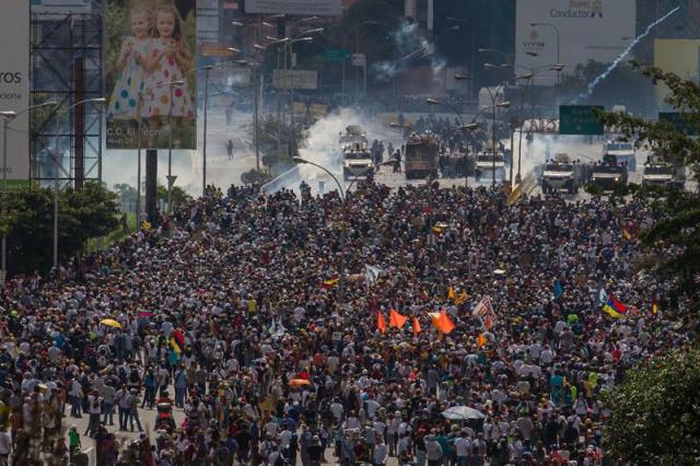 La brutal represión de este #10May que dejó un muerto y más de 160 heridos. EFE