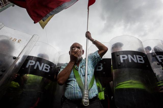 Las imágenes más inspiradoras que nos dejaron nuestros "viejos" en la #MarchadelosAbuelos EFE