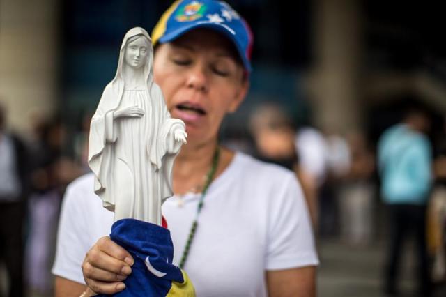 Desafiando la roja oscuridad, Venezuela se manifiesta en honor a los caídos en protestas Foto: EFE