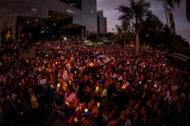 Desafiando la roja oscuridad, Venezuela se manifiesta en honor a los caídos en protestas Foto: EFE