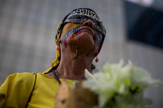 Desafiando la roja oscuridad, Venezuela se manifiesta en honor a los caídos en protestas Foto: EFE