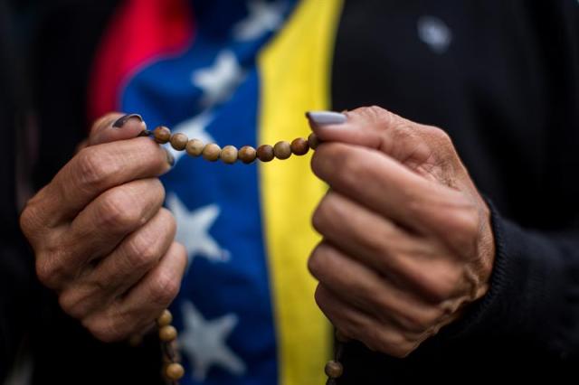 Desafiando la roja oscuridad, Venezuela se manifiesta en honor a los caídos en protestas Foto: EFE