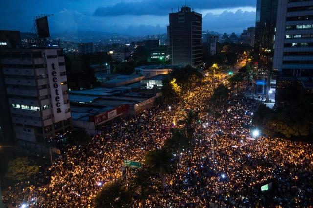 Desafiando la roja oscuridad, Venezuela se manifiesta en honor a los caídos en protestas Foto: EFE