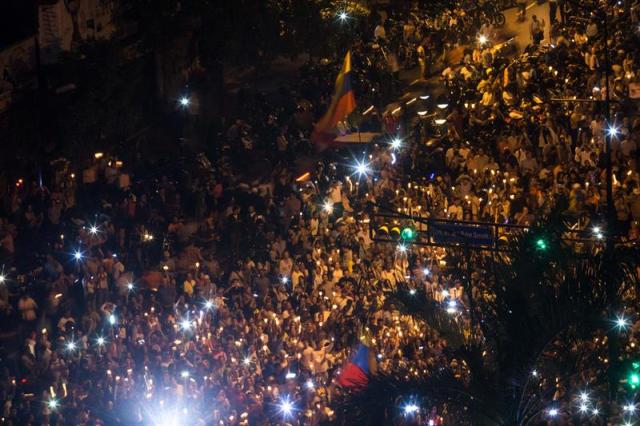 Desafiando la roja oscuridad, Venezuela se manifiesta en honor a los caídos en protestas Foto: EFE