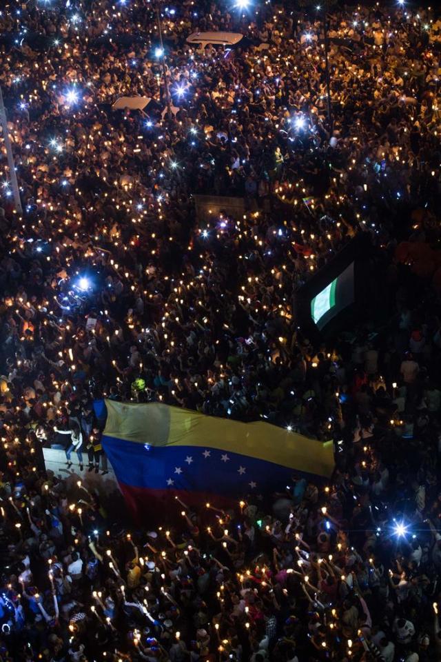 Desafiando la roja oscuridad, Venezuela se manifiesta en honor a los caídos en protestas Foto: EFE