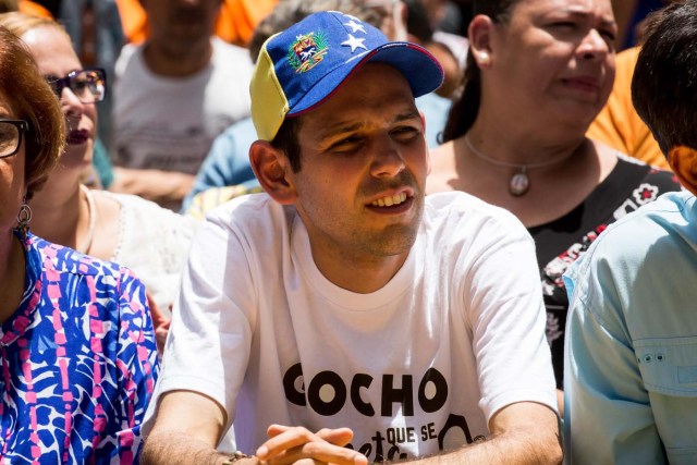 CAR07. CARACAS (VENEZUELA), 24/05/2017.- El alcalde del municipio Libertador de Merida, Carlos García, participa en una conferencia de prensa hoy, jueves 25 de mayo de 2017, en Caracas (Venezuela). Ocho alcaldes de la oposición venezolana anunciaron hoy que seguirán permitiendo las protestas pacíficas en sus municipios, pese a que el Tribunal Supremo les ordenó evitar bloqueos de vías en medio de las marchas que se registran desde hace casi dos meses en el país. EFE/MIGUEL GUTIÉRREZ