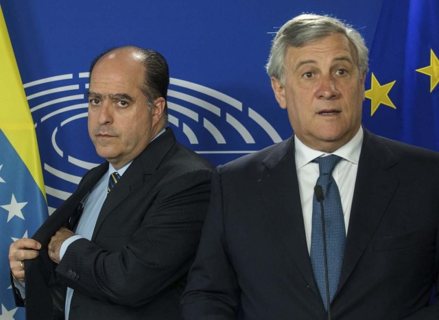 STL06 BRUSELAS (BÉLGICA) 31/05/2017.- El presidente del Parlamento Europeo (PE), Antonio Tajani (d), y el presidente de la Asamblea Nacional de Venezuela, el opositor Julio Borges, durante la rueda de prensa que ofrecieron tras su reunión en el PE en Bruselas (Bélgica), hoy, 31 de mayo de 2017. EFE/Stephanie Lecocq