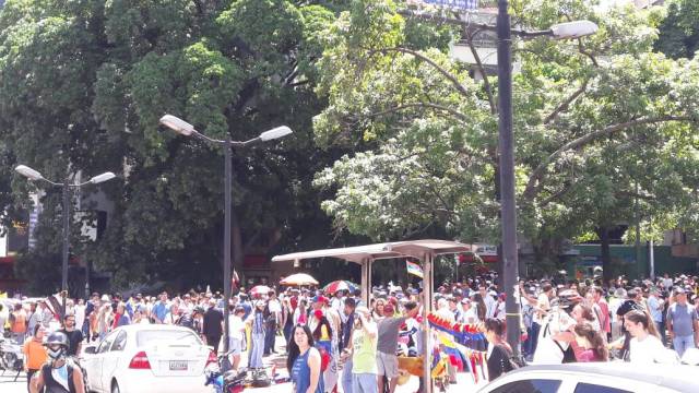 Oposición se concentra en la plaza Altamira para marchar hasta el ministerio de Interiores, Justicia y Paz / Foto: Eduardo Ríos - La Patilla