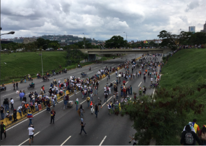 Manifestantes cierran la Francisco Fajardo a la altura de Altamira #13May