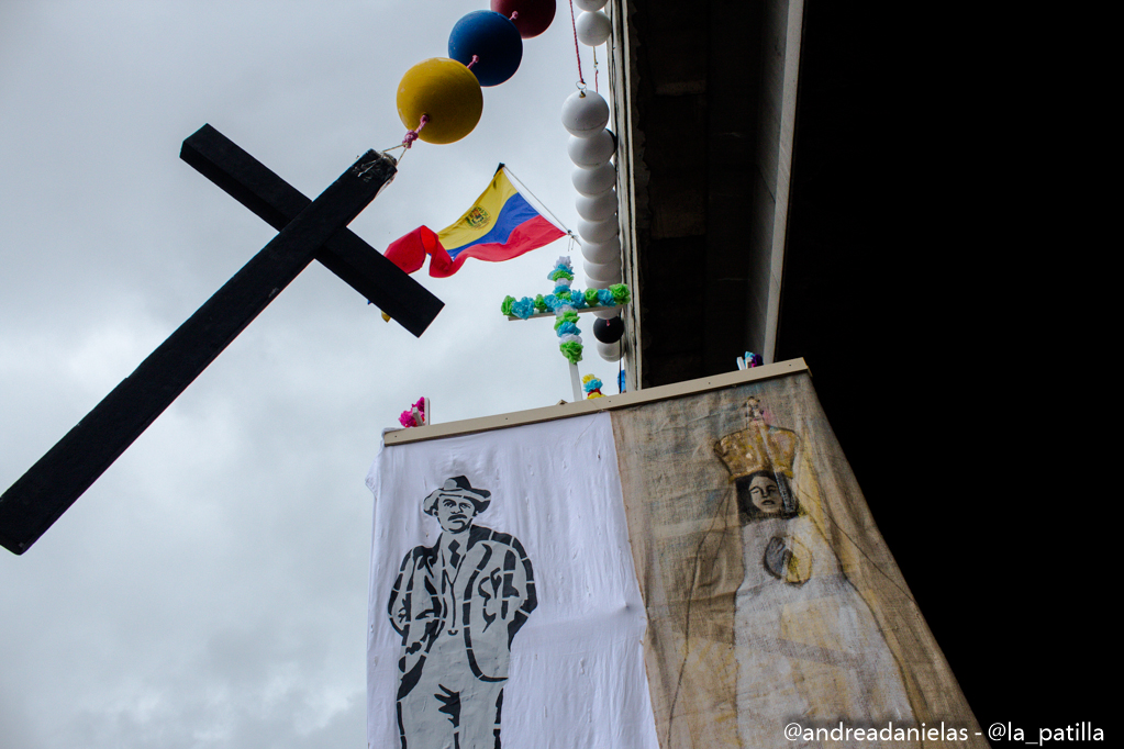 EN FOTOS: Con banderas, cruces y bajo la lluvia opositores se plantaron en Caracas