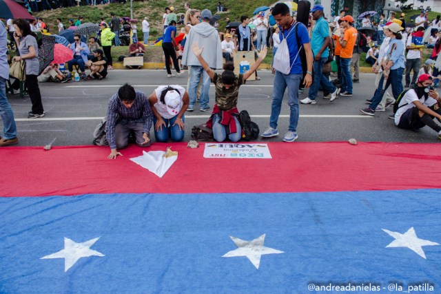 Con banderas, cruces y bajo la lluvia los opositores se plantaron en Caracas